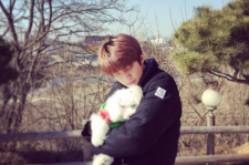 EXO セフン、旧正月に愛犬を抱いたキュートなセルフショット公開！