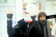 SHINee ジョンヒョン、決め手は顔？ 革ジャン＋犬のお面の圧巻空港ファッション