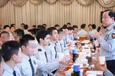 ”入隊中”東方神起チャンミン、SUPER JUNIORシウォン激励昼食会の写真公開