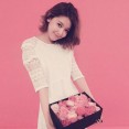 少女時代スヨン、白レースのワンピ&バラの花を持ってラブリーな魅力!