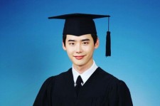 イ・ジョンソク、学士帽を被った大学卒業写真が公開！
