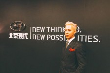 BIGBANG G-DRAGON、北京モーターショーに出席！カリスマ性が光るスーツ姿公開
