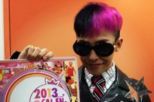 BIGBANG G-DRAGON、黒とピンクの奇抜ヘアで新年の挨拶