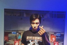 T.O.P、BIGBANG Tシャツを着て上目遣い＆指ハート！