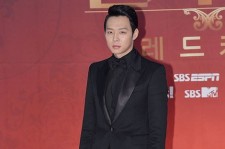 JYJ ユチョン、男らしいブラックスーツ姿で登場 「2012 SBS演技大賞」