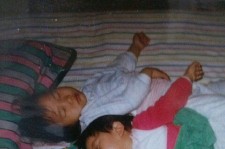 2PM テギョン、姉と自分の幼少期写真を公開