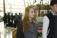 YGの期待新人女性歌手イ・ハイの空港ファッション、MCMのリュックを持って出国