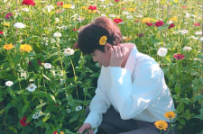 EXO カイ、花の妖精になる？花畑で撮ったキュートなセルフショットが話題！