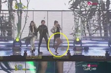 2NE1 ボム、生放送中にハイヒール脱げるあく　素足でステージ