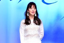 女優ソン・ヘギョ、清楚な白色のファッションで『その冬、風が吹く』制作発表会に登場