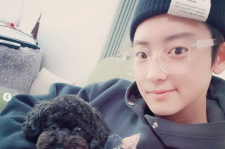 EXO チャンヨル、愛犬との微笑ましいツーショット公開！