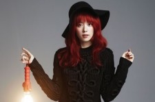 ハン・ヒョジュ、赤髪＆ライトで変わったブラックファッション
