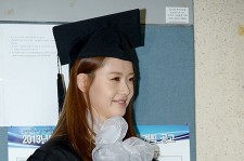 Ara、可愛いガウン姿で中央大学の卒業式に出席