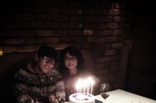 2PM Jun.K、母の誕生日で親子メガネショット公開