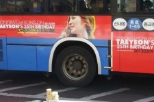 少女時代テヨン、熱狂的ファンの支持で25歳誕生日祝うバス広告が話題に