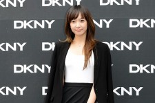 f(x) ビクトリア、「DKNY 2013 S/S コレクション」にブラックファッションで登場