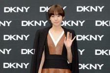 女優チョ・ユニ、シックな皮のドレスで「DKNY 2013 S/S コレクション」に登場