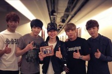 CNBLUE、ライブ前にシンガポール歌手と記念写真