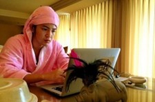 チャン・グンソク、ピンクのバスローブ姿でお仕事中？