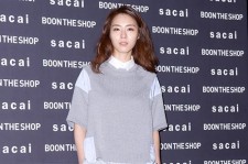 女優イ・ヨニ、ハーフパンツ風のモダンファッションでsacaiファッションショーに登場