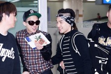 BIGBANG G-DRAGON&SOLの空港ファッション　大阪公演終え帰国　G-DRAGONは捻挫で杖