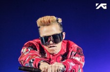 BIGBANG G-DRAGON 京セラ公演オフィシャルフォト　怪我で杖持ちながらもカリスマ
