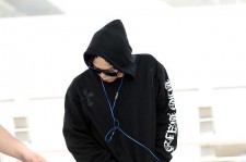 BIGBANG G-DRAGONのブラックトパーカー＆ハーフパンツ空港ファッション　日本へ出国