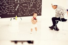 BIGBANGのG-DRAGON、赤ちゃんGDにすっかり“パパ”の笑顔