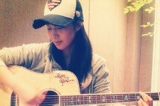 少女時代ユリ、ギターを楽しむカジュアルセルカ公開