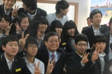 韓国首相「諦めないで努力し続ければ」　中学校の公演でBEASTを評価