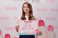 Wonder Girlsヘリム、フェミニンスタイルで「Benefit」新商品イベントに出席
