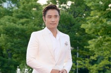 イ・ビョンホン、純白のスーツで「富川国際ファンタスティック映画祭」に出席