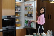 少女時代ユリ、『ファッション王』撮影合間にアドリブで冷蔵庫CM