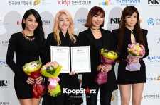 2NE1、シックなブラックファッションで「KBEE 2013」広報大使任命式に出席
