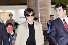 ペ・ヨンジュン＆キム・ヒョンジュンの空港ファッション、「韓流アワード」出席で日本へ