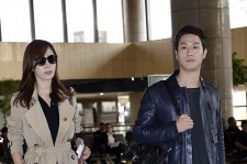 キム・ユミ＆チョン・ウの空港ファッション、「東京国際映画祭」出席で日本へ
