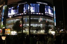 東方神起LIVE映像放送の新宿駅前ユニカビジョンにファンが殺到！