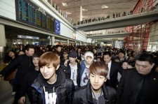 EXO-K・EXO-M、中国でも大成功　「デビュー前」からファン数百人が空港で出迎え