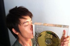 SUPER JUNIOR ドンへ、アルバム50万枚販売でゴールディスクにキス！