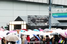 東方神起・東京ドーム公演：雨の中グッズ購入のために並ぶファンほか会場周辺の様子