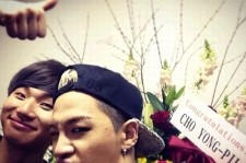 BIGBANG SOL＆D-LITE、大先輩チョー・ヨンピルからのお祝いの花の前で可愛いショットを公開