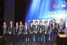 EXO、中国の授賞式で「人気グループ賞」受賞・・・ジャッキー・チェンと記念撮影