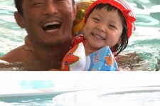 秋山成勲の娘サランちゃんの水泳実力がすごいと話題・・・祖母が元国家代表選手？