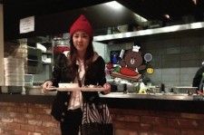 2NE1サンダラ、YGエンタの食堂でプルコギを食べる