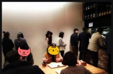 2NE1ダラ、大人気YG食堂の列に並ぶ姿を公開！「列が長すぎる」