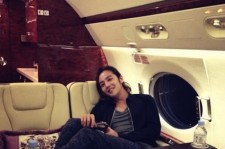 チャン・グンソク、飛行機内の豪華な座席でリラックスする様子を公開