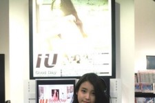 IU、札幌のレコード店に出現！　自分のポスター前でにっこりポーズ