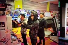 BIGBANG G-DRAGON、ゲームセンターで遊ぶ様子とプリクラを公開！