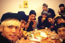 SHINeeジョンヒョン、ダンサーたちとピザを食べる写真を公開！