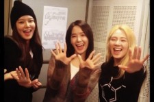 少女時代ユナ＆スヨン＆ヒョヨン、ラジオ収録現場での記念ショットを公開